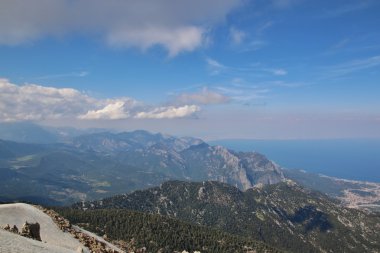 Dağın tepesinde kar