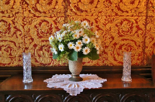 Vaso com flores de camomila na mesa de madeira — Fotografia de Stock