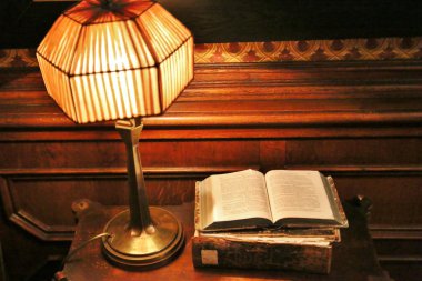 eski lamba ve kitaplar