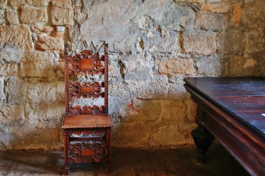 Ortaçağ Kalesi eski oyma ahşap sandalye