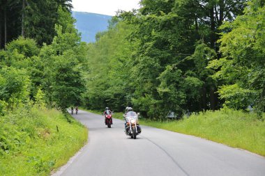 kırsal yolda motosiklet