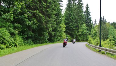 kırsal yolda motosiklet