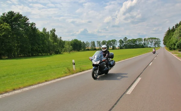 Motocicleta na estrada rural — Fotografia de Stock