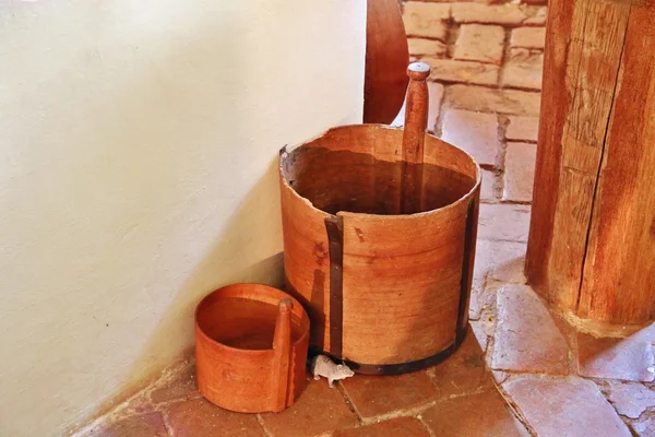 Baldes de madeira na cozinha — Fotografia de Stock