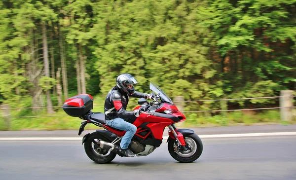 Kırsal yolda motosiklet — Stok fotoğraf