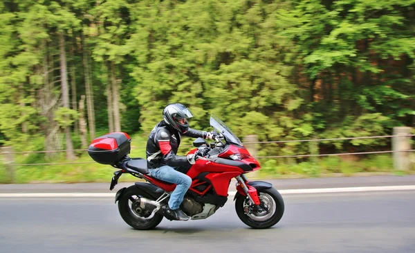 kırsal yolda motosiklet