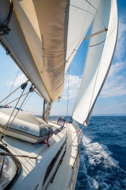 Denizi yarıp geçen bir yatın yanında Hırvatistan yakınlarında yelkenler açılıyor. Hareket, özgürlük, yelkencilik yaşam tarzı ve açık denizde macera. Yüksek kalite fotoğraf
