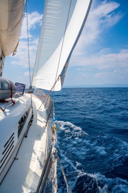 Denizi yarıp geçen bir yatın yanında Hırvatistan yakınlarında yelkenler açılıyor. Hareket, özgürlük, yelkencilik yaşam tarzı ve açık denizde macera. Yüksek kalite fotoğraf