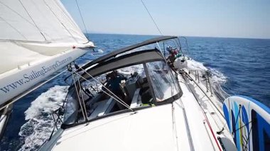 Lastovo, Hırvatistan - 14 Haziran 2025: Hırvatistan yakınlarındaki bir yatın pruvasından görülen rüzgar dolu beyaz yelkenliler. Özgürlük, temiz enerji, macera ve açık denizde dikkatli bir yolculuk.. 