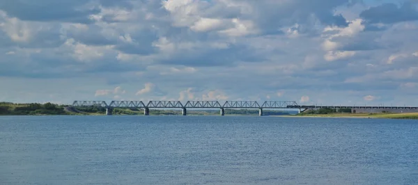 Σιδηροδρομική γέφυρα πάνω από τον ποταμό — Φωτογραφία Αρχείου