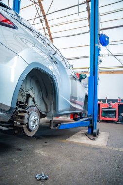 Mevsimsel bakım sırasında lastikleri söküldükten sonra ortaya çıkan araba tekerleği merkezi ve fren diski. Yol güvenliği ve teknik denetim için kış lastiği değişiminin temel aşaması. Yüksek kalite fotoğraf