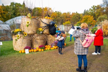 Prag, Çek Cumhuriyeti - 25 Ekim 2025: Prag botanik bahçesinde balkabağı sergisindeki insanlar. Sonbahar kutlaması, hasat mevsimi ve doğal güzellik kavramı. Yüksek kalite fotoğraf