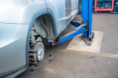 Mevsimsel bakım sırasında lastikleri söküldükten sonra ortaya çıkan araba tekerleği merkezi ve fren diski. Yol güvenliği ve teknik denetim için kış lastiği değişiminin temel aşaması. Yüksek kalite fotoğraf