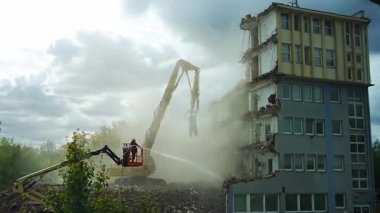 Prag, Çek Cumhuriyeti - 28 Eylül 2025: Yüksek erişimli bir kazıcı kullanarak eski bir ofis binasının yıkım zamanı. Kentsel yeniden yapılanma ve şehir dönüşümü. 