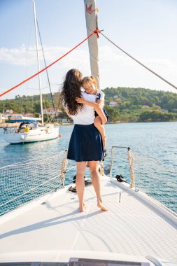 Anne ve kızı yelkenli bir yatın pruvasında birlikte vakit geçiriyorlar. Aile bağları, deniz maceraları ve huzurlu bir seyahat tarzı. Yüksek kalite fotoğraf
