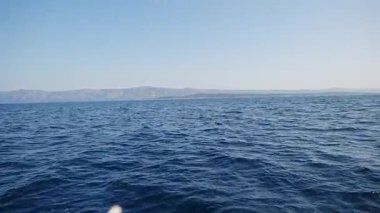 Adriyatik Denizi manzarası ve Hırvatistan 'da bir yelkenli yatının pruvasından görünen ufuk. Tam yelkenli altında huzurlu bir yolculuk anı, özgürlüğü, macerayı ve deniz yaşamını yakalıyor.