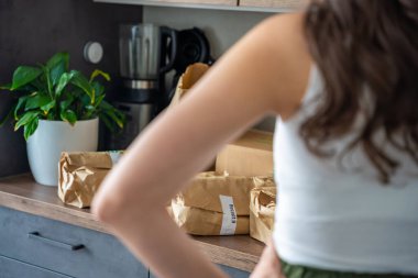 Bir kadın düşünceli bir poz verir ve hangi yemek takımını seçeceğine karar verir. Recept 9 başka bir dilde Tarif 9 anlamına gelir.