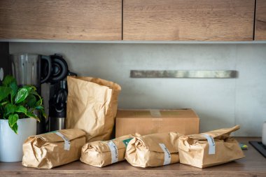 Yemek malzemeleri tarifine göre sıralanır ve mutfak tezgahına yerleştirilir. Ev yemeği için önceden belirlenmiş malzemelerle uygun market teslimatı kavramı