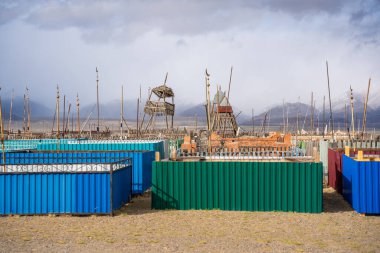 Kosh-Agach, Rusya - 8 Mayıs 2025: Kosh-Agach Altai Rusya 'daki Moğol mezarlığı. Yerel kültür mirası ve tarihi yansıtan geleneksel defin alanı. 
