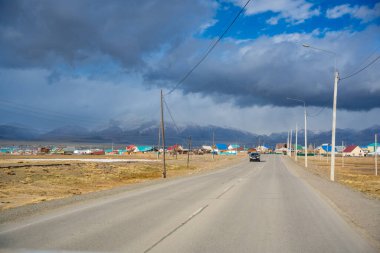 Kosh-Agach, Rusya - 8 Mayıs 2025: Kosh-Agach Altai Rusya 'da sokaklar, evler ve karayolu. Sibirya 'nın uzak bir dağ kasabasının kentsel manzarası
