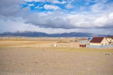 Kosh-Agach, Rusya - 8 Mayıs 2025: Kosh-Agach Altai Rusya 'da sokaklar, evler. Sibirya 'nın uzak bir dağ kasabasının kentsel manzarası