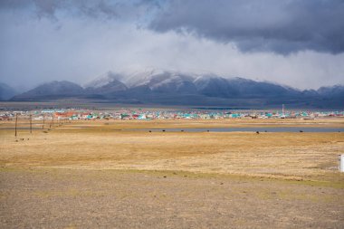 Kosh-Agach, Rusya - 8 Mayıs 2025: Kosh-Agach Altai Rusya 'da sokaklar, evler. Sibirya 'nın uzak bir dağ kasabasının kentsel manzarası