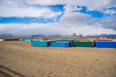 Kosh-Agach, Rusya - 8 Mayıs 2025: Kosh-Agach Altai Rusya 'daki Moğol mezarlığı. Yerel kültür mirası ve tarihi yansıtan geleneksel defin alanı. 