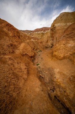 Mars Altai Rusya 'daki kırmızı ve sarı kanyonlu ve geçitli dağların panoramik manzarası. Popüler turizm merkezleri eşsiz renkli jeolojik oluşumlar sergiliyor. Yüksek kalite fotoğraf