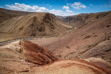 Mars Altai Rusya 'daki kırmızı ve sarı kanyonlu ve geçitli dağların panoramik manzarası. Popüler turizm merkezleri eşsiz renkli jeolojik oluşumlar sergiliyor. Yüksek kalite fotoğraf