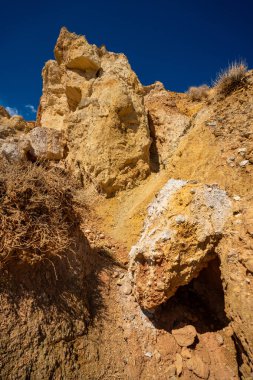 Mars Altai Rusya 'daki kırmızı ve sarı kanyonlu ve geçitli dağların panoramik manzarası. Popüler turizm merkezleri eşsiz renkli jeolojik oluşumlar sergiliyor. Yüksek kalite fotoğraf