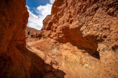 Mars Altai Rusya 'daki kırmızı ve sarı kanyonlu ve geçitli dağların panoramik manzarası. Popüler turizm merkezleri eşsiz renkli jeolojik oluşumlar sergiliyor. Yüksek kalite fotoğraf
