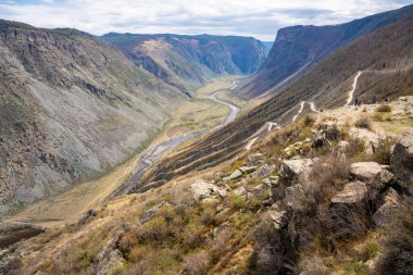 Katu Yaryk geçidi ve Altai Rusya 'da nehir olan Chulyshman Vadisi' ne giden dağ yolunun üst manzarası kıvrımlı rotası ve derin kanyonu olan dramatik dağlık arazi. Yüksek kalite fotoğraf