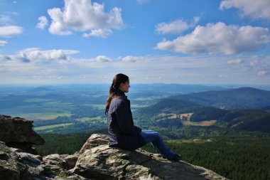 Kız manzara üzerinde seyir kaya