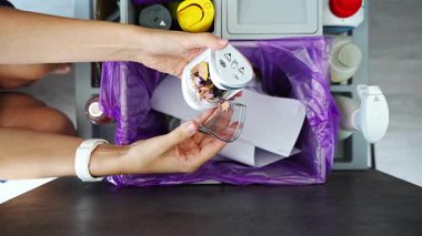 Kadın ellerinin kalemtıraşı temizlediği ve ofisteki çöp kutusuna talaşı boşalttığı en iyi manzara. Çalışma alanı bakım süreci, düzen sağlama ve gerçek hayatta günlük çalışma rutini.