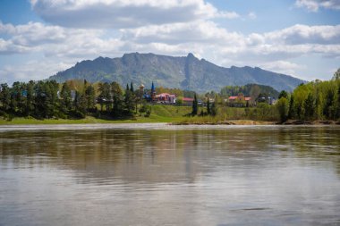 Biya Nehri 'nin üzerindeki Aşk Taşı' nın karşısındaki Turochak kasabasının manzarası. Huzur, bağlantı ve vahşi Rus doğasındaki kutsal yerler kavramı. Yüksek kalite fotoğraf