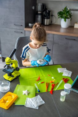 Hilal şeklindeki kristali elinde tutan genç bir kız evde büyümüş ve dikkatlice yüzeyini ve yapısını inceliyor. Bilimsel öğrenme ile sanatsal kristal yetiştirme projesini birleştiren yaratıcı STEM deneyi