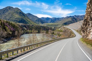 Chuya Nehri boyunca uzanan yol Altai Rusya 'daki Chuysky Trakt' a uzanıyor. Vahşi Sibirya manzarası boyunca manzaralı dağ rotası. Yüksek kalite fotoğraf