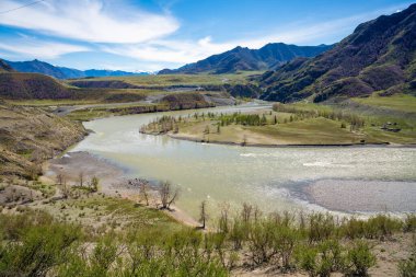 Katun ve Chuya nehirlerinin birleşimi Chuysky Trakt Altai Rusya yakınlarında. İki Sibirya dağ nehrinin görkemli buluşma noktası. Yüksek kalite fotoğraf