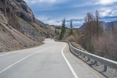 Rusya 'nın Kurai steppe vadisi Altai' de karla kaplı Akturu tepesine çıkan asfalt yol. Yüksek kalite fotoğraf