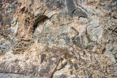Chulyshman Vadisi 'ndeki kaya oluşumu Altai Rusya Jeolojik katmanları ve dağ manzarasının doğal dokuları. Yüksek kalite fotoğraf