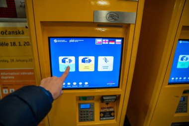 Prag, Çek Cumhuriyeti - 16 Ocak 2026: Prag metro istasyonundaki PID otomat ekranında bilet seçme seçeneği. Çek Cumhuriyeti 'nde toplu taşıma bileti alımı