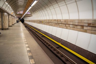 Prag, Çek Cumhuriyeti - 16 Ocak 2026: Prag 'daki platform duvarında Mustek metro istasyonu tabelası. Çek Cumhuriyeti 'nde toplu taşıma altyapısı
