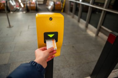 Prag metro istasyonunda toplu taşıma biletini onaylayan yolcu. Çek Cumhuriyeti 'nde kentsel ulaşım sistemi ve günlük ulaşım.