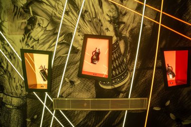 Prag, Çek Cumhuriyeti - 16 Ocak 2026: Prag şehir merkezindeki Bira Müzesi 'nin iç sergi manzarası. Çek bira kültürü, demlenen tarih ve turizm eğlence konsepti