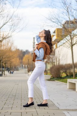 Baharın başında Prag 'daki rıhtımın yanında nehir kenarında yürüyen eski para tarzında zarif genç bir kadın. Az gösterilen lüks ve zamansız Avrupa yaşam tarzı konsepti