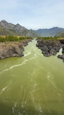 Katun Nehri 'nin Altai Rusya' daki en dar ve en derin kesimi. Oroktoy Köprüsü 'nden bakıldığında kayalık geçitten geçen güçlü bir dağ akıntısı görülüyor. Yüksek kalite 4k görüntü