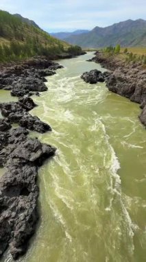 Katun Nehri 'nin Altai Rusya' daki en dar ve en derin kesimi. Oroktoy Köprüsü 'nden bakıldığında kayalık geçitten geçen güçlü bir dağ akıntısı görülüyor. Yüksek kalite 4k görüntü