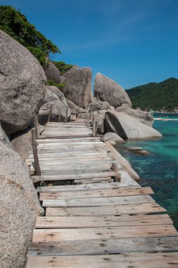 Cennet plaj ile ahşap köprü