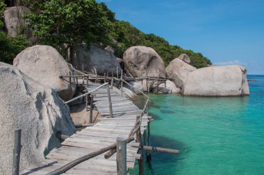 Cennet plaj ile ahşap köprü