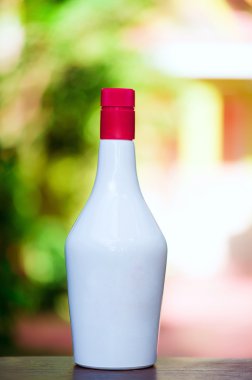 Kırmızı kapaklı beyaz şişe